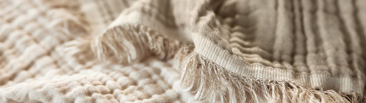 Découvrez nos textiles en gaze de coton, légers, doux et parfaits pour le quotidien de bébé.